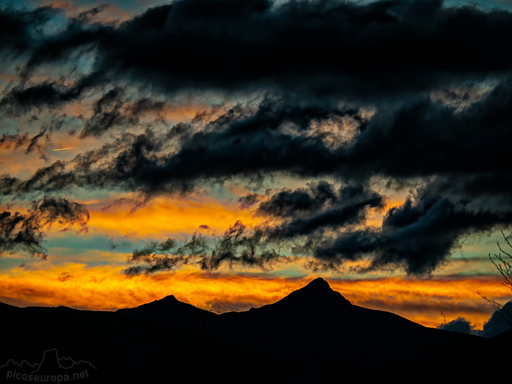 Foto: Puesta de sol desde el Puerto de Panderruedas, Valdeón, León, Picos de Europa.