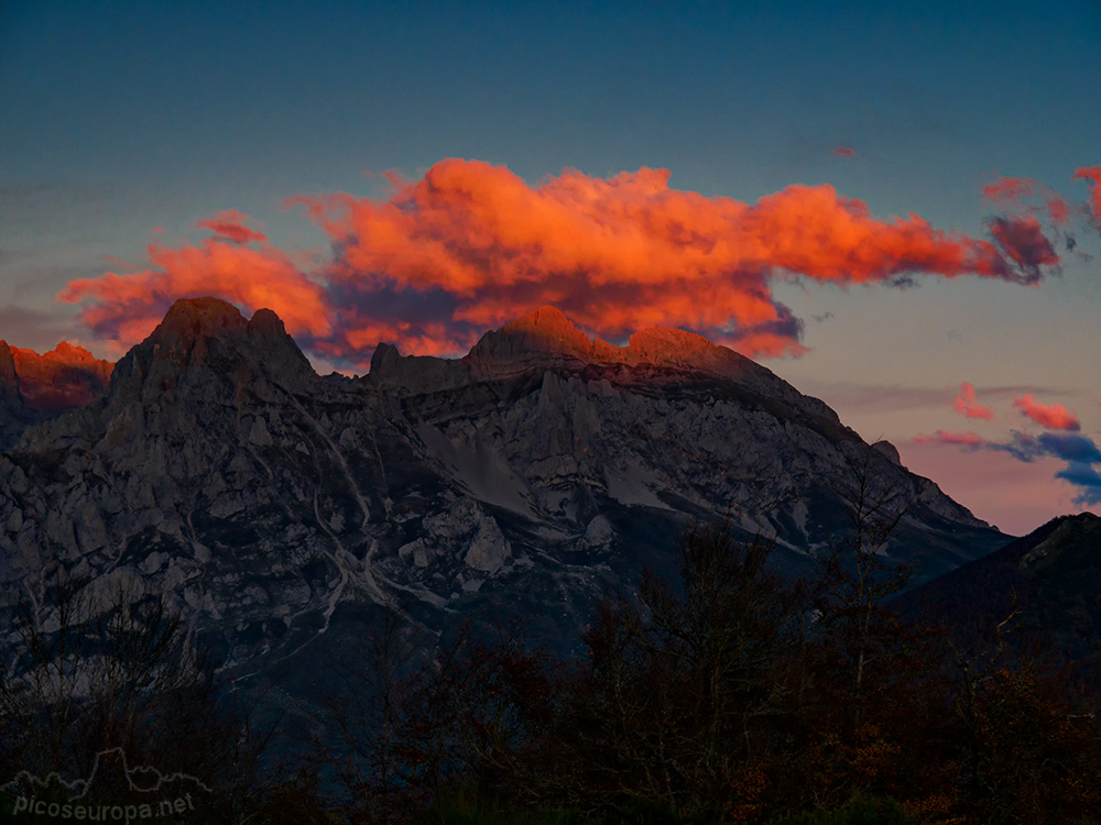 Foto: Picos del Friero en la puesta de sol desde el Area de descanso del Puerto de Panderruedas, Valdeón, León, Parque Nacional de Picos de Europa 