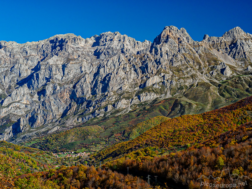 Foto: Picos del Friero y debajo Soto y Posada de Valdeón desde el Mirador del Puerto de Panderruedas, Valdeón, León, Parque Nacional de Picos de Europa 