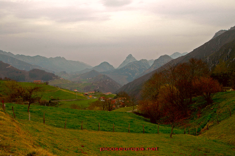Vistas desde la carretera que desde Arenas de Cabrales se dirige a Arangas y Rozagas, Asturias