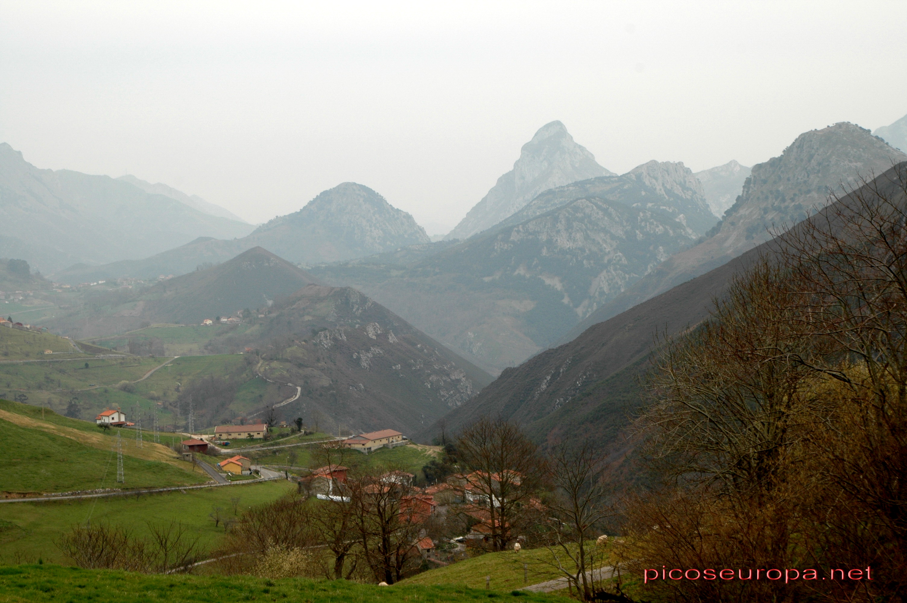 Foto: Vistas desde la carretera que desde Arenas de Cabrales se dirige a Arangas y Rozagas, Asturias