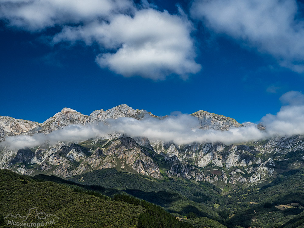 Foto: Picos de Europa desde la Ermita de San Miguel, Monasterio de Santo Toribio de Liebana, La Liebana, Cantabria