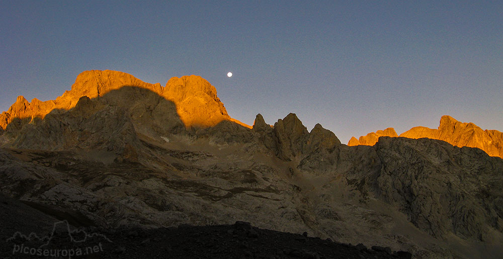 Amanecer desde la Vega de Urriellu, la Luna aón esta presente tras el Neveron de Urriellu, Parque Nacional de los Picos de Europa, Asturias