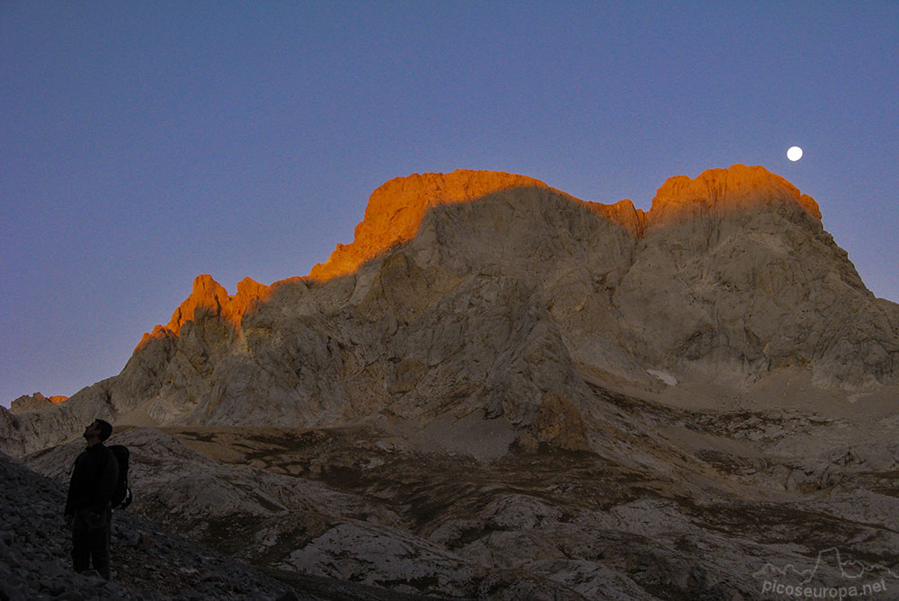 Amanecer desde la Vega de Urriellu, la Luna aón esta presente tras el Neveron de Urriellu, Parque Nacional de los Picos de Europa, Asturias