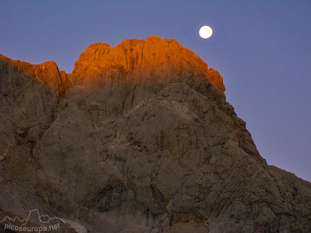 Amanecer desde la Vega de Urriellu, la Luna aón esta presente tras el Neveron de Urriellu, Parque Nacional de los Picos de Europa, Asturias