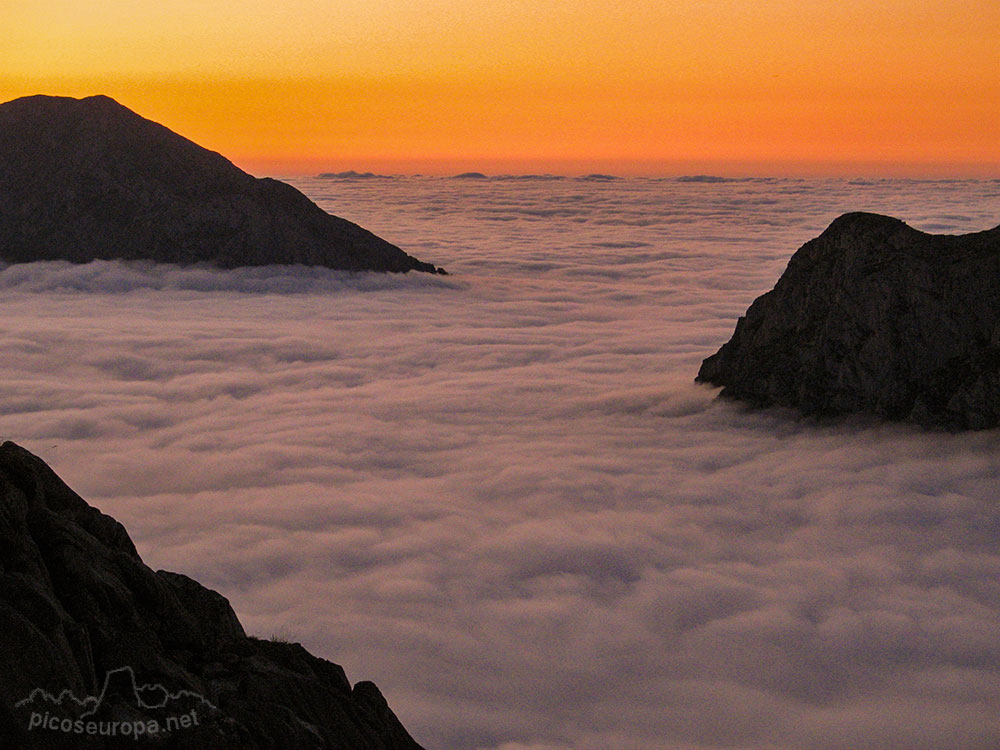 Puesta de sol en el camino del Collado de Pandebano a la Vega de Urriellu, Parque Nacional de los Picos de Europa, Asturias