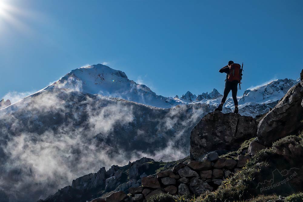 El Pico Albo desde la subida a la Majada de Ondón desde Camarmeña, Picos de Europa