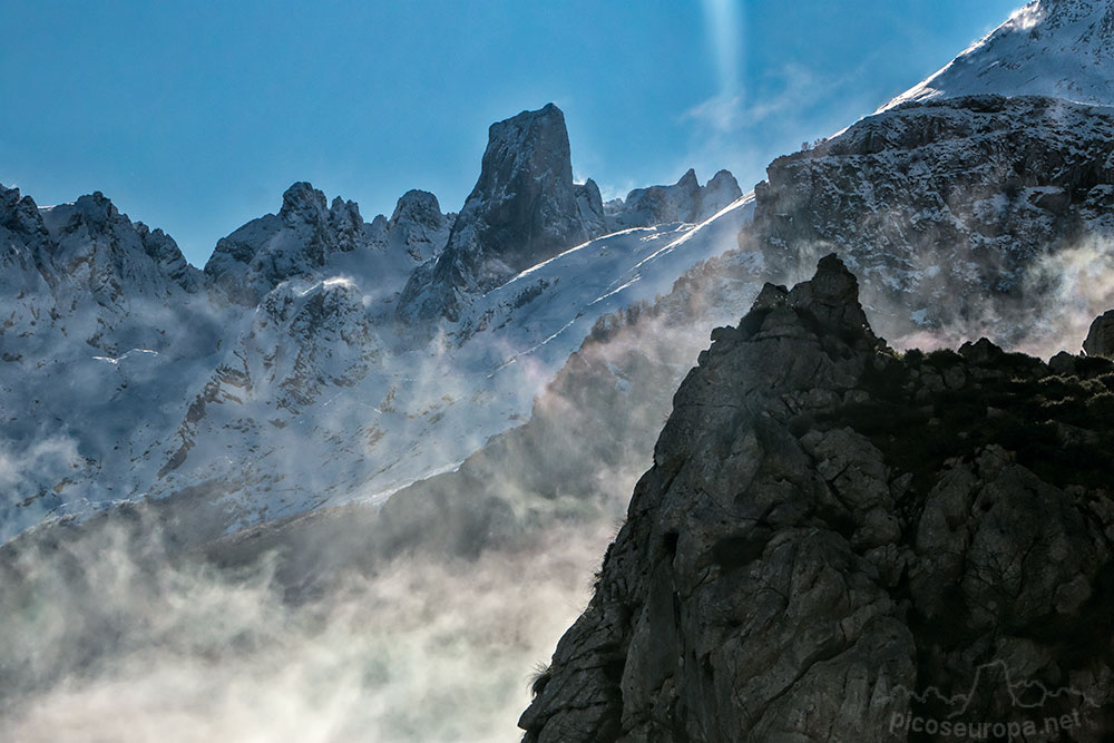 Pico de Urriellu (Naranjo de Bulnes) desde la ruta de subida a la Majada de Ondón. Picos de Europa.