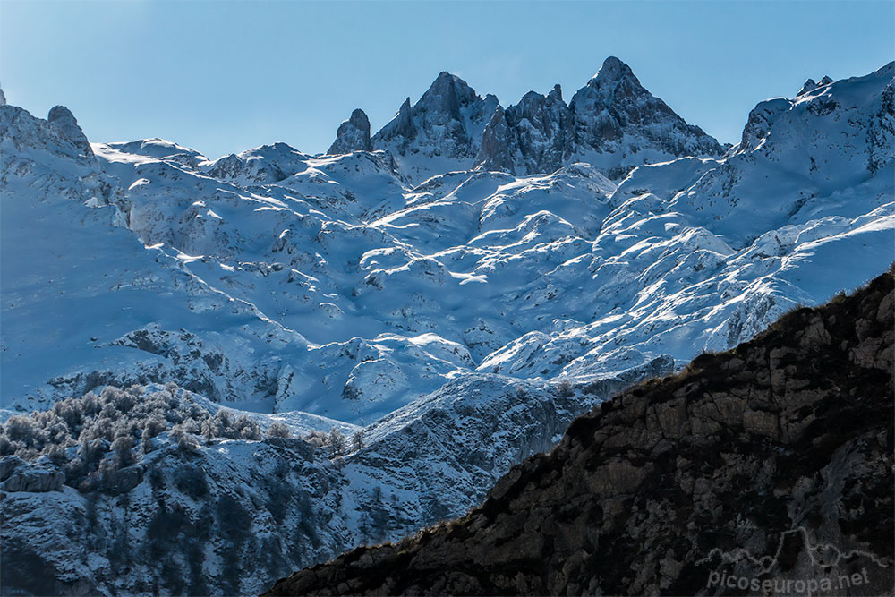 Torre Cerredo y Pico de Cabrones desde la Majada de Ondón