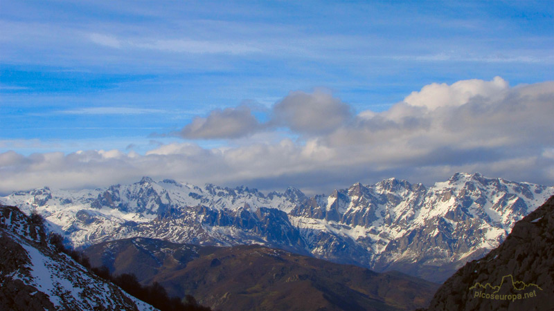 Foto: Los Picos de Europa desde la vertiente Norte de Peña Camponuera, La Liebana, Cantabria