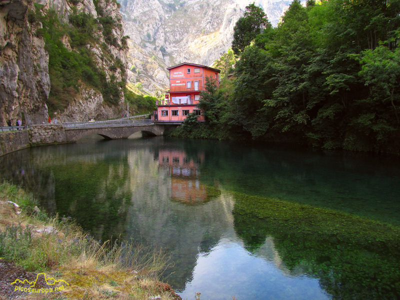 Foto: Reflejos en el rio Cares en la pequea presa que hay justo antes de cruzar el tunel que da acceso a Puente Poncebos, Picos de Europa.