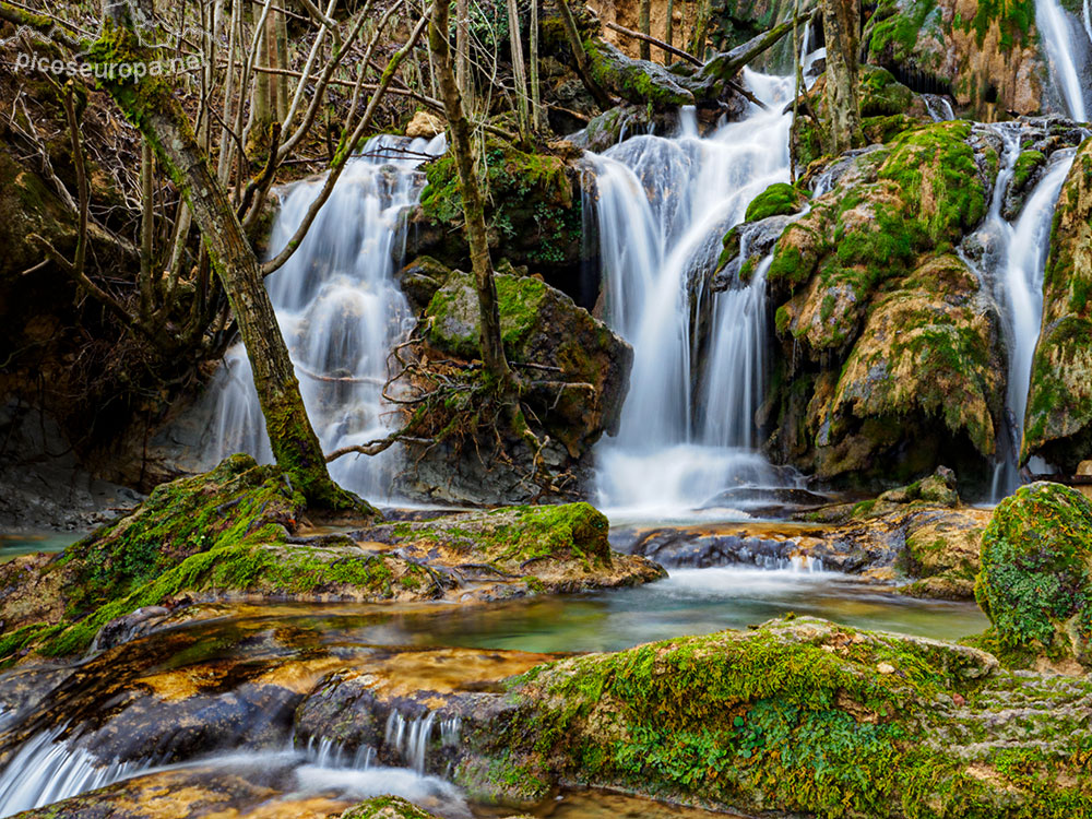 Cascadas de Toberia cercanas a la aldea de Andoin en Alava, Pais Vasco.