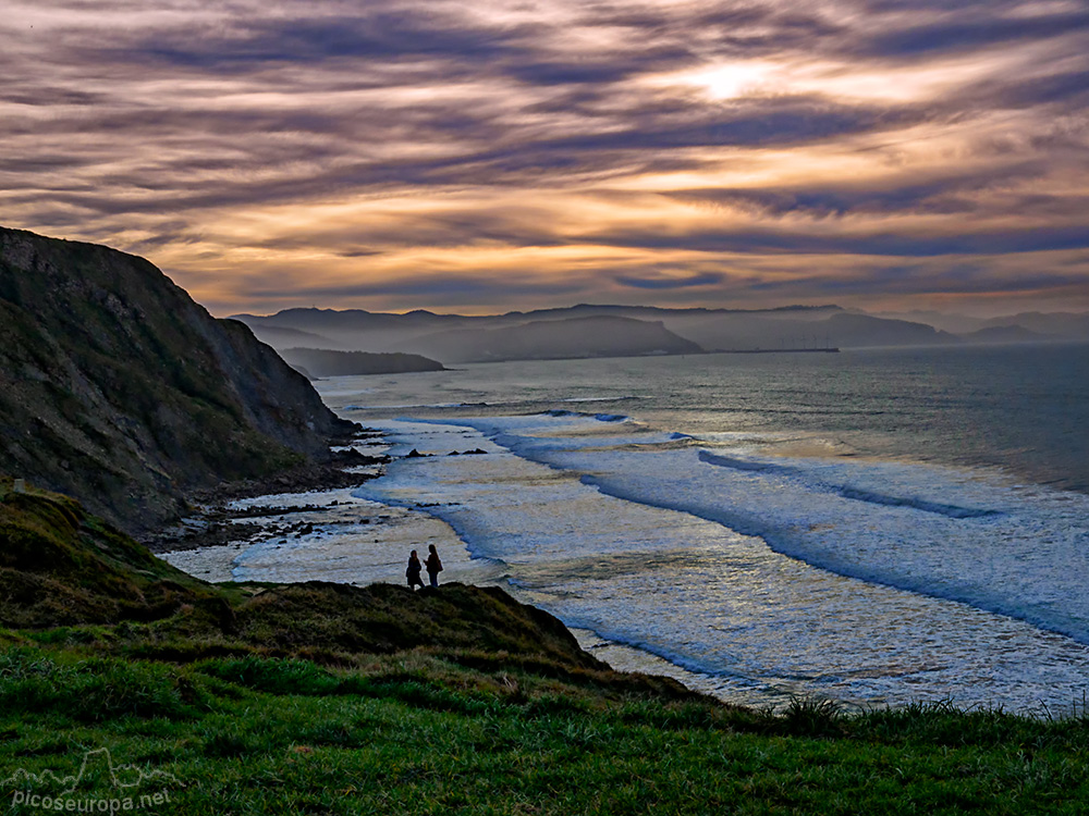 Puesta de sol desde los acantilados sobre la playa de Barrika, Bizkaia, Pais Vasco.