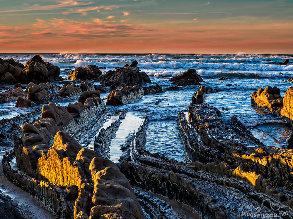 Foto: Puesta de sol desde la playa de Barrika, Bizkaia, Pais Vasco.