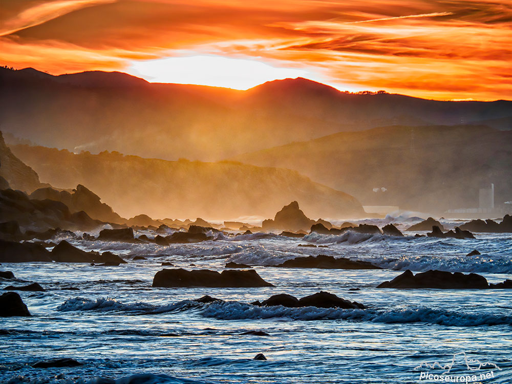 Foto: Puesta de sol desde la playa de Barrika, Bizkaia, Pais Vasco.