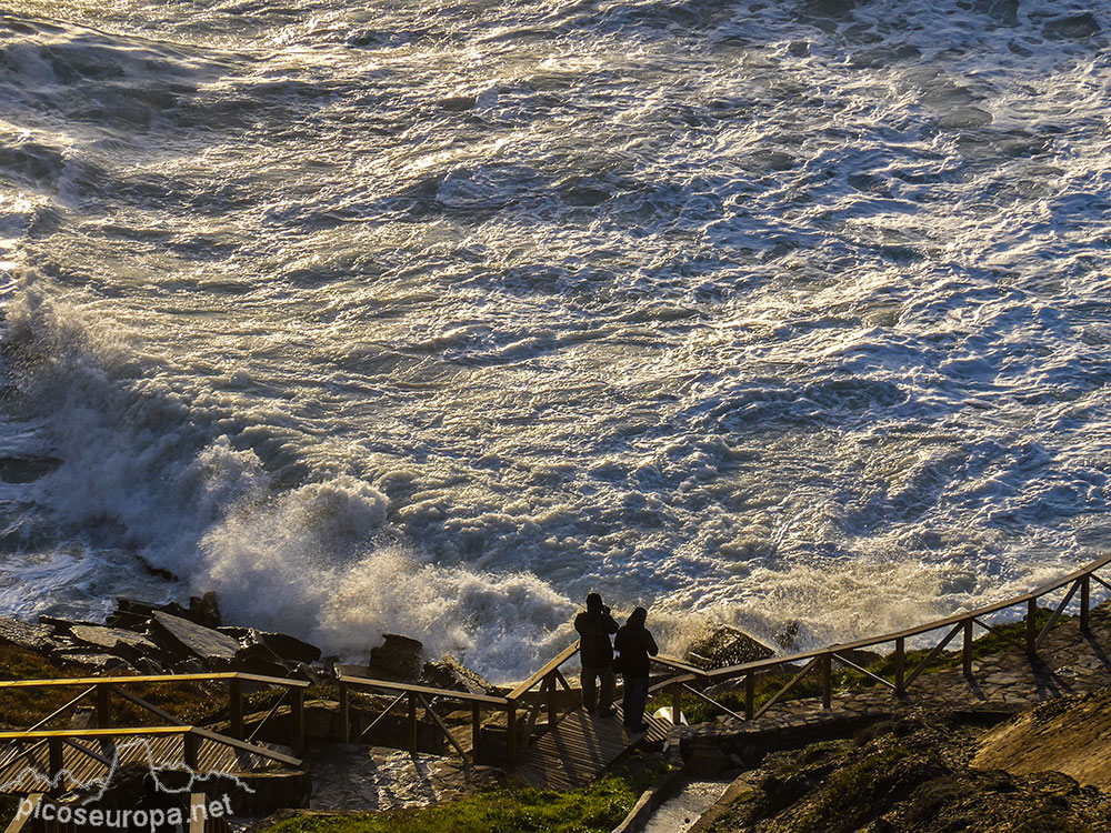 Foto: Contemplando el mar embravecido en marea alta desde las escaleras de bajada a la playa de Barrika, Bizkaia, Pais Vasco.