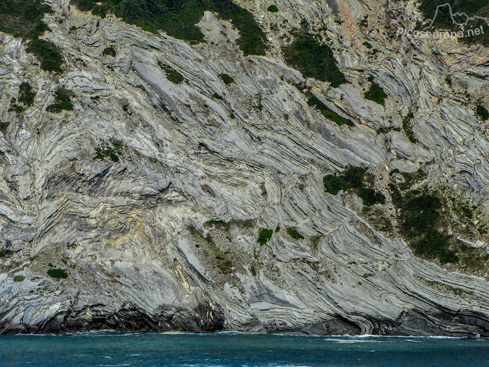 Foto: Formaciones de roca en los acantilados que cierran la Bah�a de Plentzia, Bizkaia, Pais Vasco.