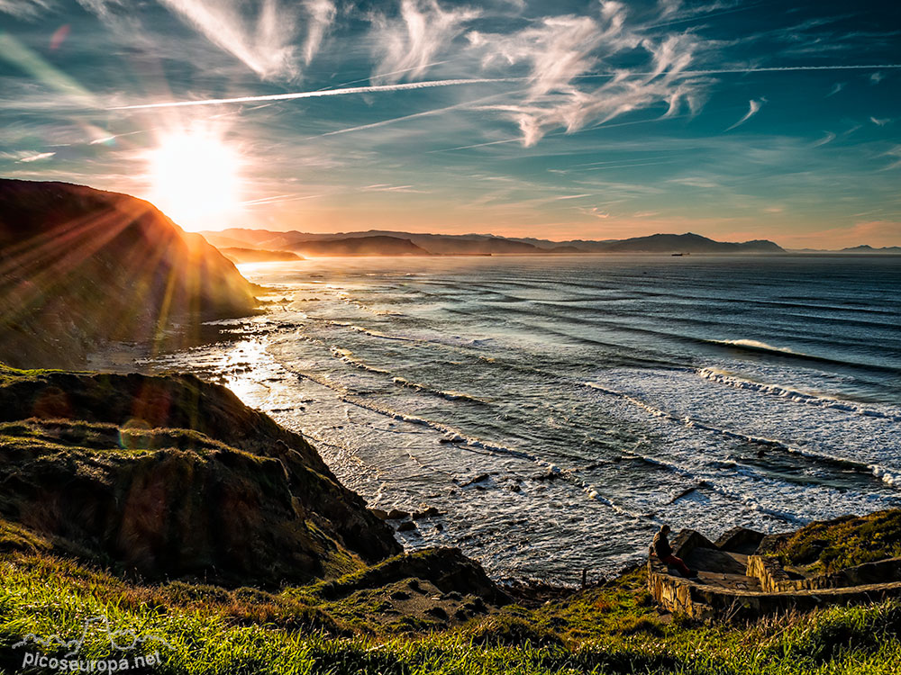 Foto: Puesta de sol desde la playa de Barrika, Bizkaia, Pais Vasco.