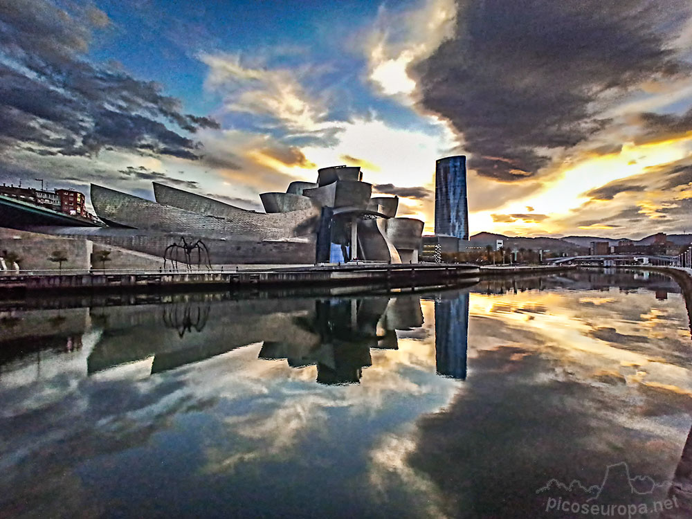 Foto: Guggenheim y la Ría de Bilbao, Bizkaia, Pais Vasco