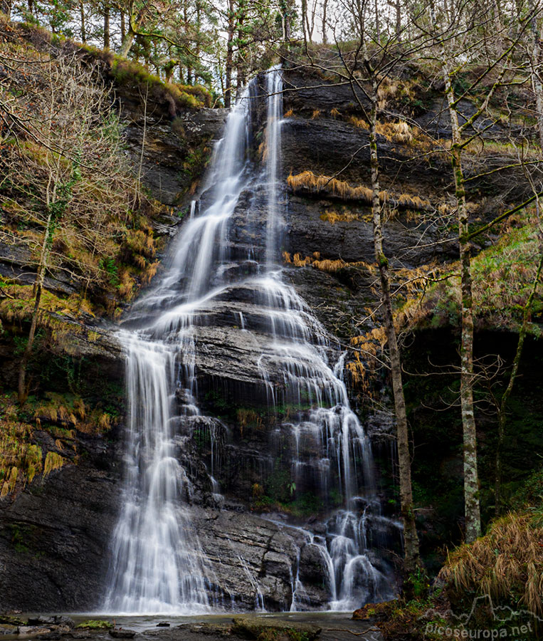 Cascada de Uguna, Saldropo, Puerto de Barazar, Macizo del Gorbeia, Pais Vasco.