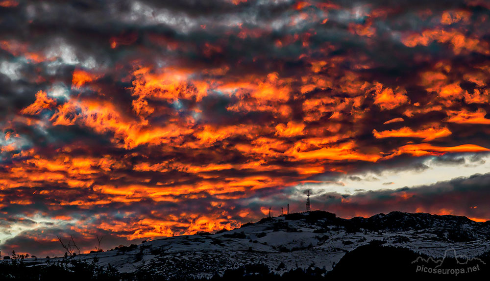 Foto: Puesta de sol desde la Cueva de Pozalagua en el Valle de Karrantza, Pasi Vasco