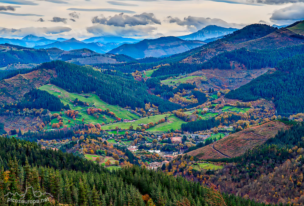 La localidad de Balmaseda desde el monte Kolitza, Pais Vasco