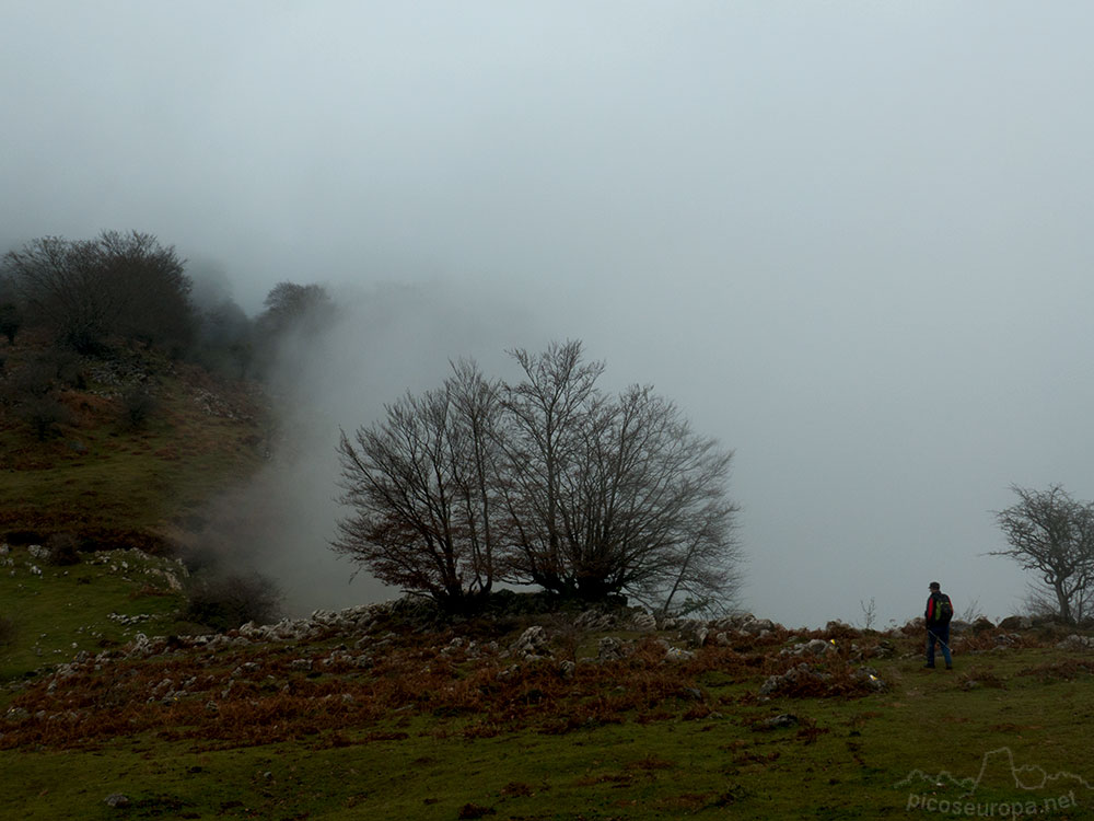 Hacia el Collado Mugarrikolanda, Parque Natural de Urkiola, Duranguesado, Bizkaia, Pais Vasco