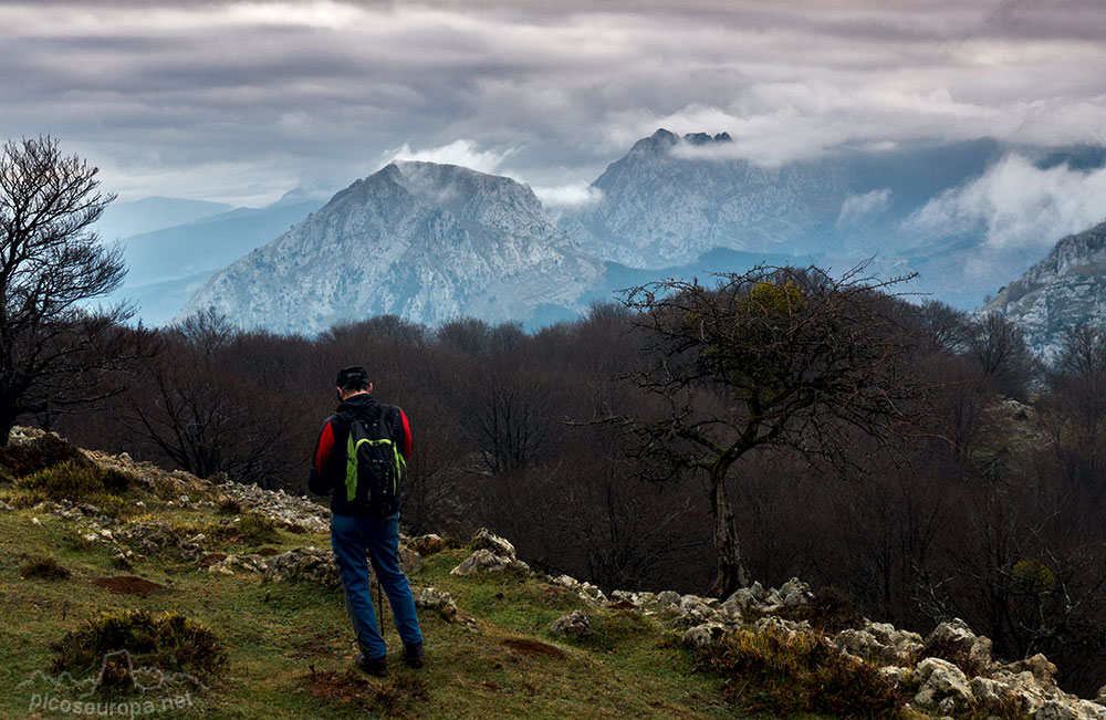 Picos Untzillatz y Aitz Txiki, Parque Natural de Urkiola, Duranguesado, Bizkaia, Pais Vasco