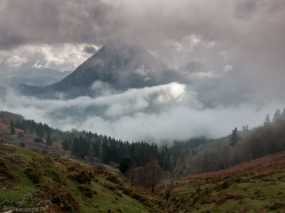 Untzillatz desde el Collado Mugarrikolanda, Parque Natural de Urkiola, Duranguesado, Bizkaia, Pais Vasco