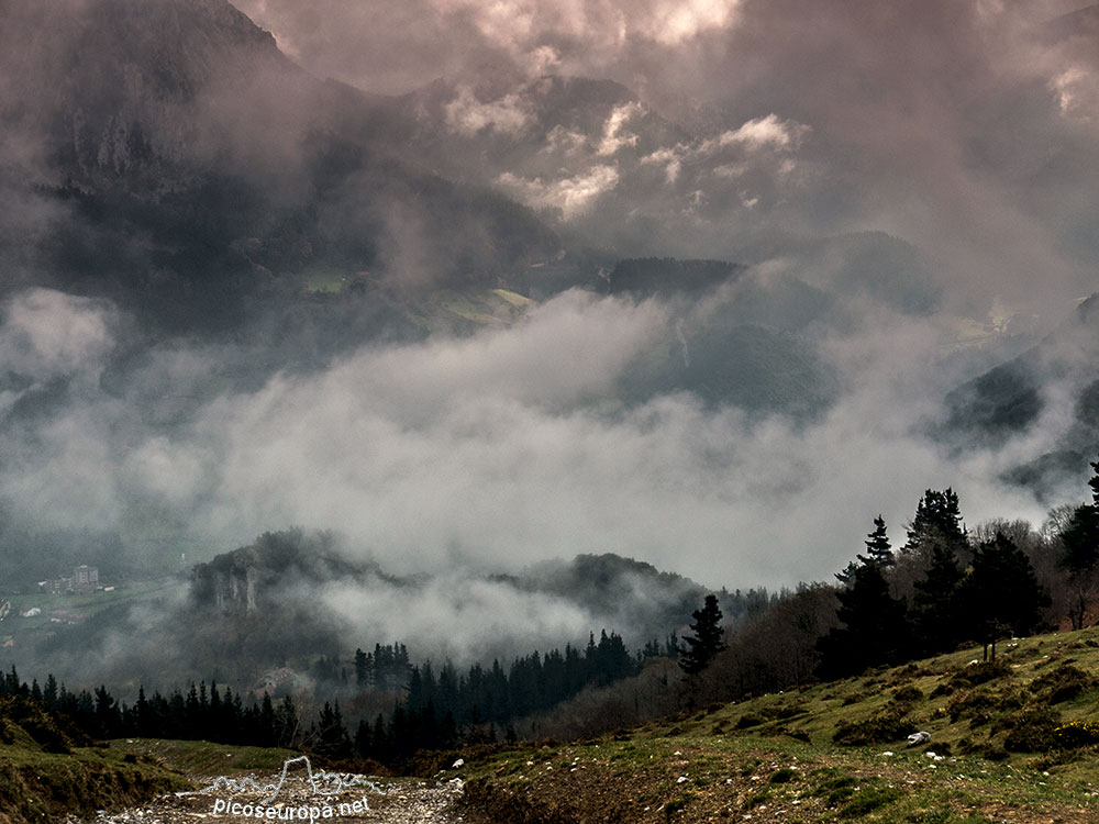 Desde el Collado Mugarrikolanda, Parque Natural de Urkiola, Duranguesado, Bizkaia, Pais Vasco