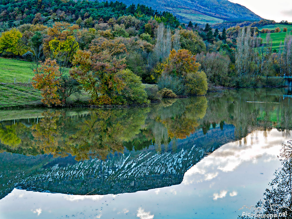 Todavia quedan rincones que se resisten a perder los colores del otoño. Embalse de Maroño, Pais Vasco.