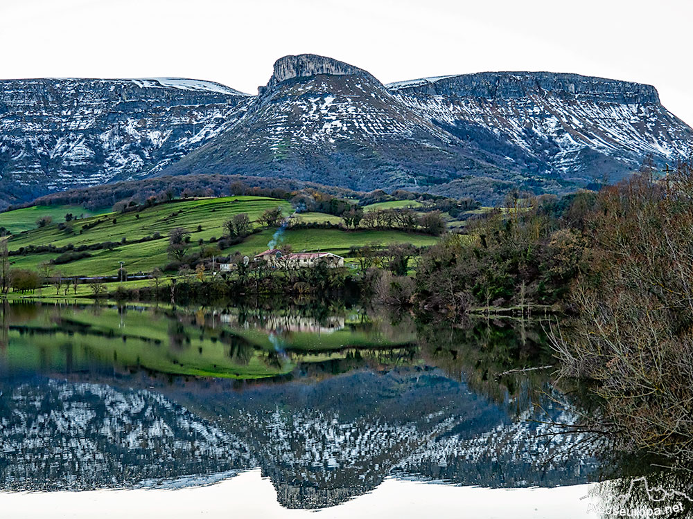 Foto: Cumbre del Ungino y embalse de Maroño, Pais Vasco.