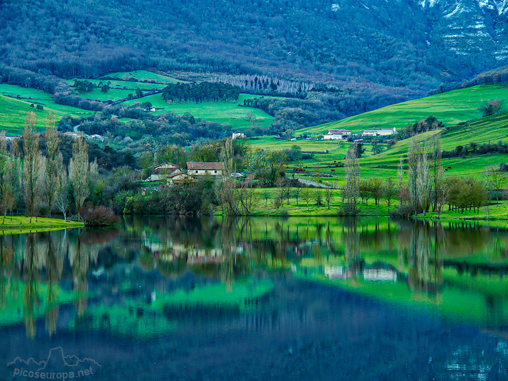 Foto: Cumbre del Ungino y embalse de Maroño, Pais Vasco.