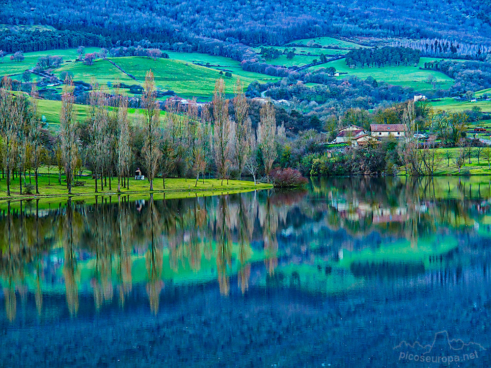 Foto: Cumbre del Ungino y embalse de Maroño, Pais Vasco.