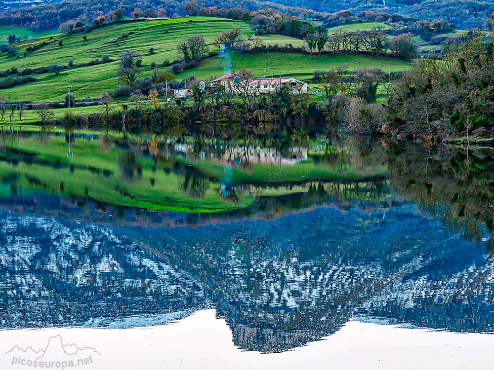 Foto: Cumbre del Ungino y embalse de Maroño, Pais Vasco.