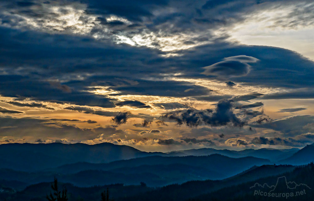 Amanecer desde la subida al monte Orixol, muy cercano al Pico Anboto, Pais Vasco