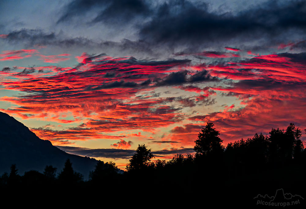 Puesta de sol en Saldropo a los pies del Monte Gorbeia. Puerto de Barazar, Pais Vasco.