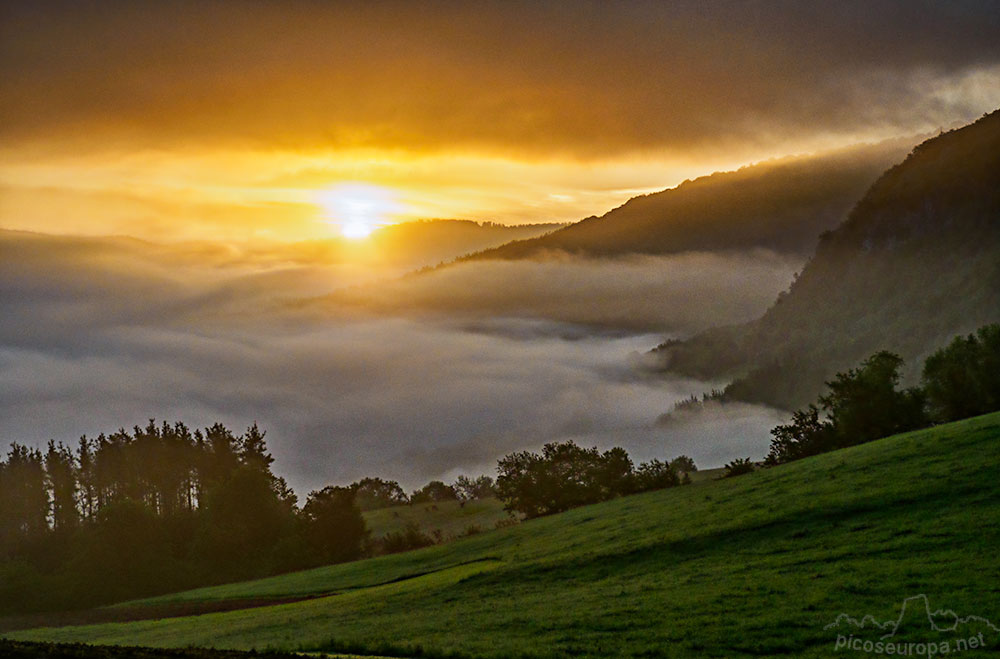 Foto: Amanecer desde las faldeas del pico Txindoki, Parque Natural de Aralar, Pais Vasco.