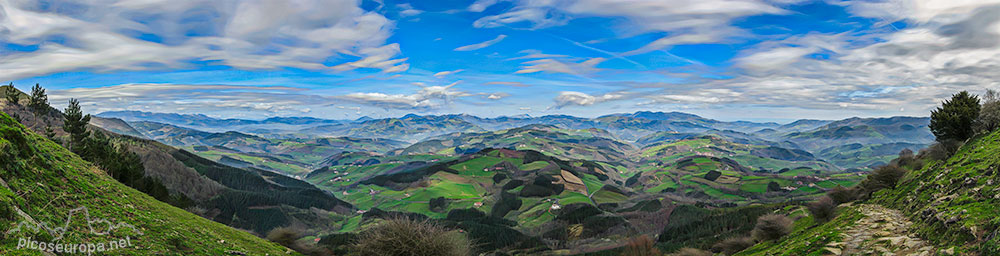 Paisaje desde la ruta de subida al Txindoki, Sierra de Aralar, Gipuzkoa, Pais Vasco