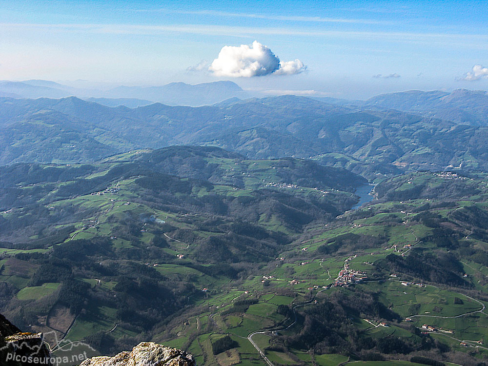 Paisaje típico del Pais Vasco desde la cumbre del Txindoki