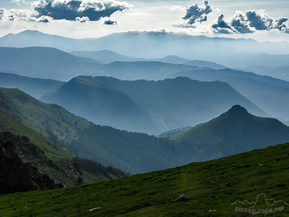 Espectacular paisaje de un mar de montañas desde la cumbre del Txindoki
