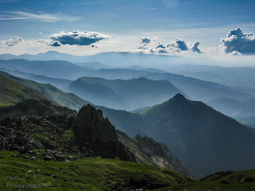 Espectacular paisaje de un mar de montañas desde la cumbre del Txindoki