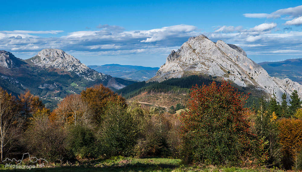 Foto: Vista desde el Mirador Tres Cruces: Mugarra y Untzillaitz