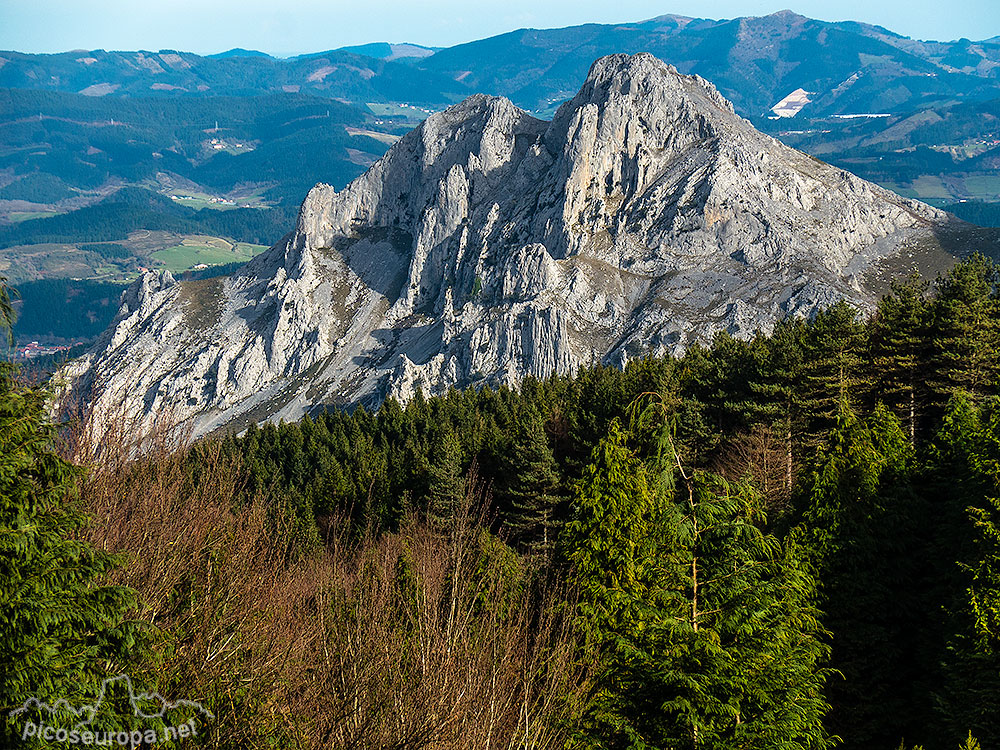 Pico Aitz Txiki en Atxarte. La foto esta tomada desde la subida al Saibi desde Urkiola. Pais Vasco.