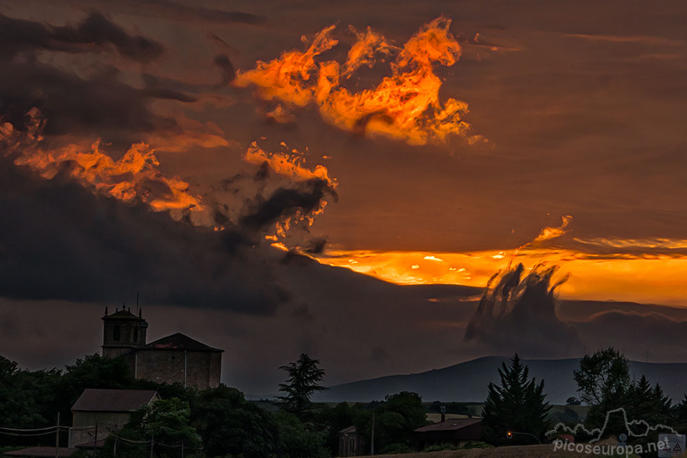 Foto: Puesta de sol en Zalduendo, Alava, Pais Vasco