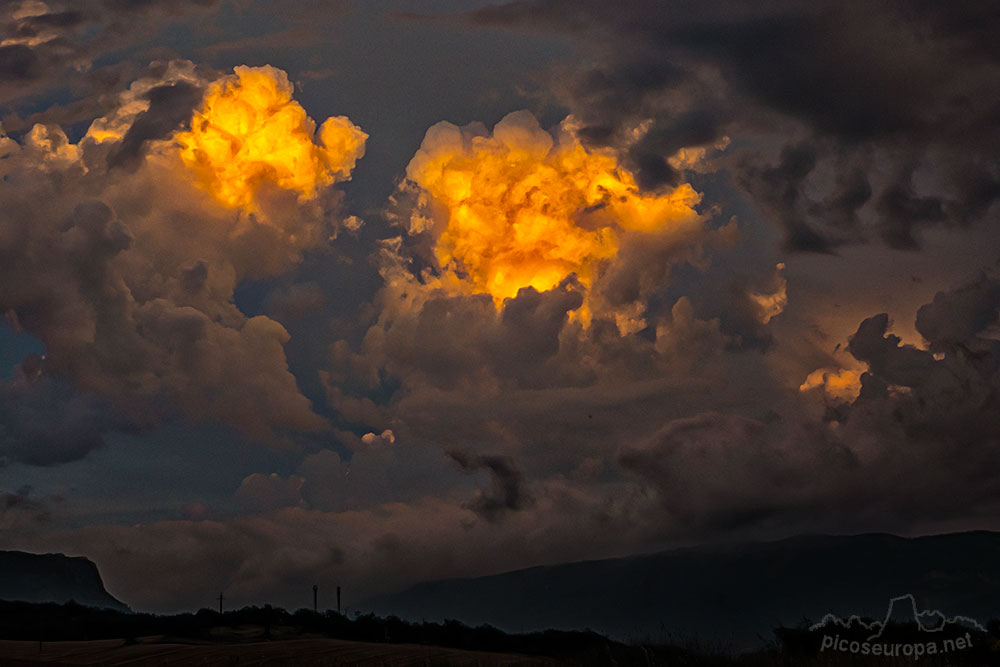 Foto: Puesta de sol en Zalduendo, Alava, Pais Vasco