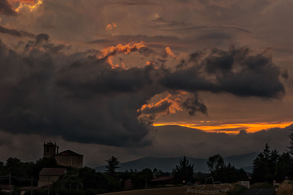 Foto: Puesta de sol en Zalduendo, Alava, Pais Vasco