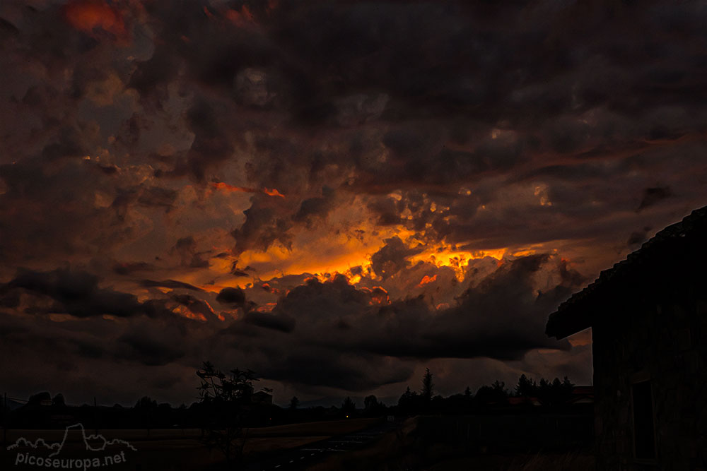 Foto: Puesta de sol en Zalduendo, Alava, Pais Vasco