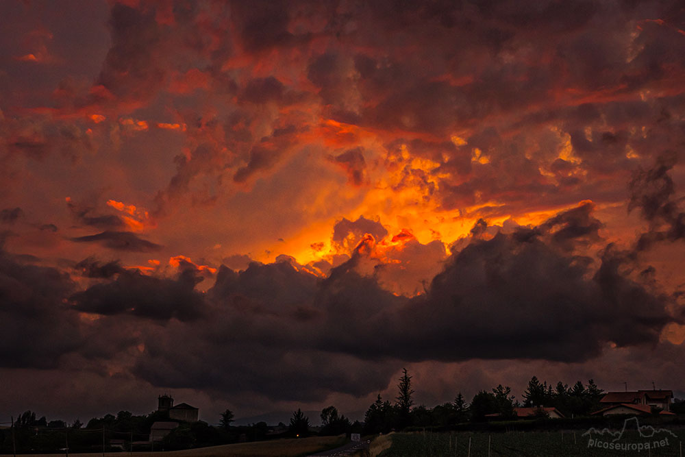 Foto: Puesta de sol en Zalduendo, Alava, Pais Vasco