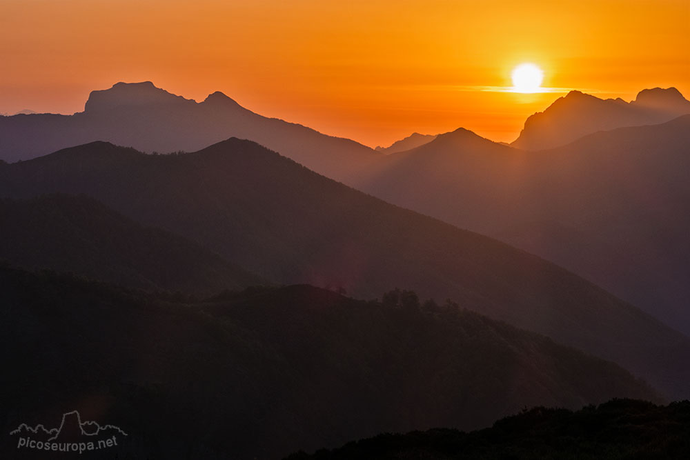 Puesta de sol desde la pista que desde el Puerto de Pandetrave sube hasta los Altos de Valdeón